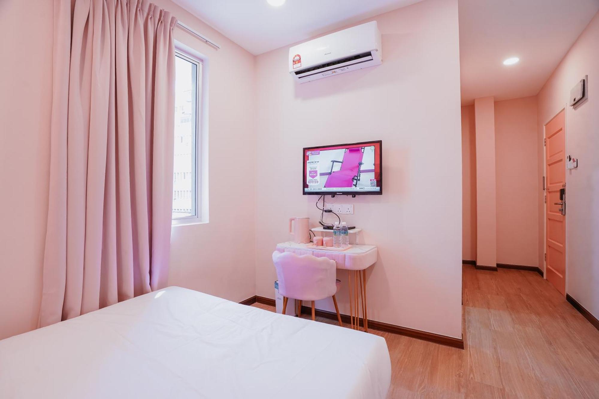 Pink Hostel *